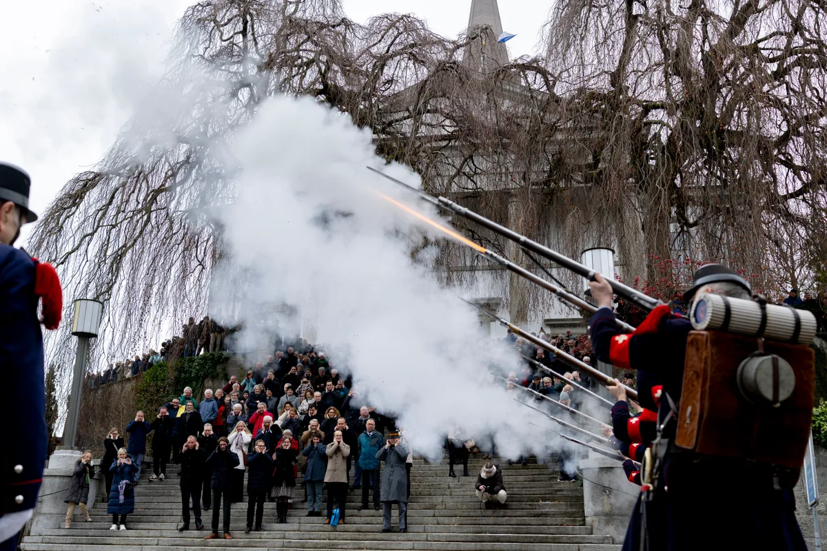 Feuer frei! Man sieht die Mitglieder des Unteroffiziersvereins Uster beim Ehrensalut-Schiessen.
